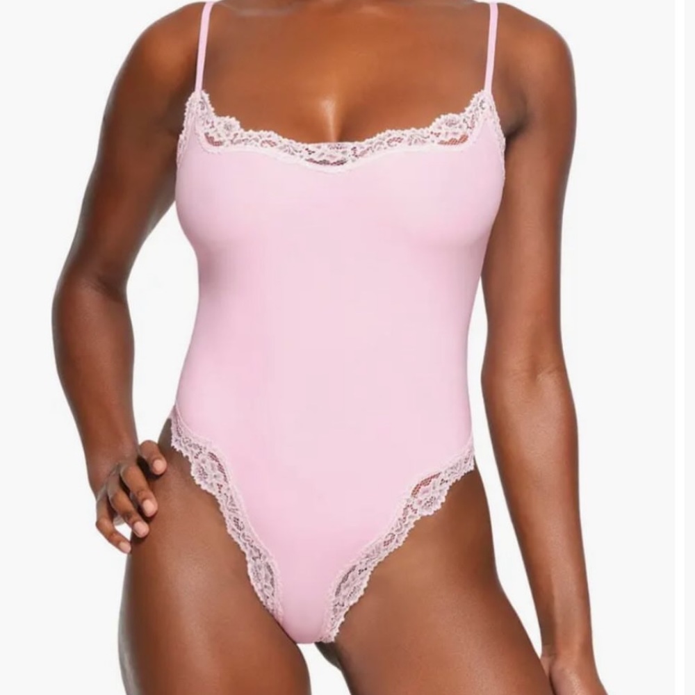 SKIMS FITS EVERYBODY LACE BODYSUIT